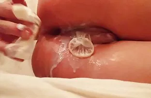 XXX Gadis itu melihat banyak majalah sedarah cerita seks glossy dan bermasturbasi dari tayangan