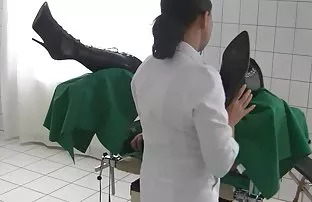 XXX Asia nyaris memegang anggota seorang Negro kisah sex sedarah ke dalam celah