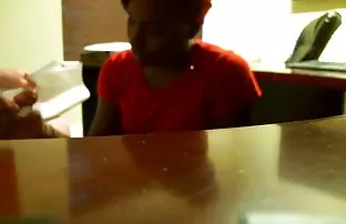 XXX Kelsi Monroe membangunkan seorang pria, setelah mengantarnya cerita dewasa nafsu melakukan seks di tempat tidur