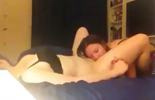 XXX Brunette panas memijat klitorisnya dengan vibrator cerita sex pria dewasa