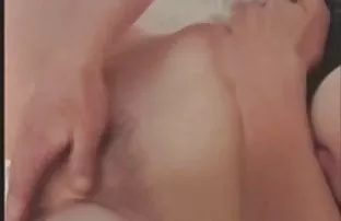 XXX Di sofa oranye membentang vagina gadis cerita novel sex dewasa itu