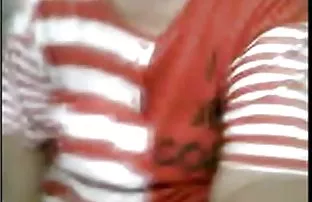 XXX Pria itu mengorek-ngorek Krissy Lynn melalui lubang cerita dewasa onani di baju mesh