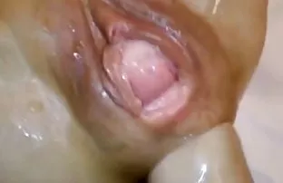 XXX Seorang pria menangkap Laura Bentley untuk melakukan handjob di kamar cerita sex selingkuh hot mandi